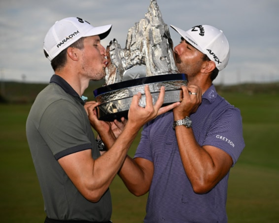 Erik van Rooyen kissing trophy